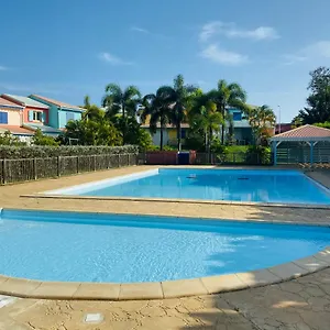 Appartement Maison Mitoyenne , Piscine,citerne, Jardin, Parking,, Le Gosier (Grande-Terre)